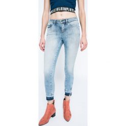 Calvin Klein Jeans - Jeansy. Niebieskie jeansy damskie marki Calvin Klein Jeans, z elastanu. W wyprzedaży za 299,90 zł.