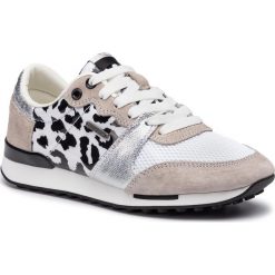 Sneakersy PEPE JEANS - Bimba Vinil PLS30862 White 800. Białe półbuty damskie Pepe Jeans, na co dzień, bez wzorów, z jeansu, bez obcasa, na płaskiej podeszwie, bez zapięcia. W wyprzedaży za 169,00 zł.