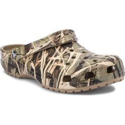 Klapki CROCS - Classic Realtree 12132 Khaki. Zielone klapki męskie Crocs, z tworzywa sztucznego, bez zapięcia. W wyprzedaży za 159,00 zł.