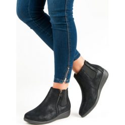 CZARNE BOTKI NA SUWAK. Czarne botki damskie marki KYLIE, bez obcasa, bez zapięcia. Za 132,60 zł.