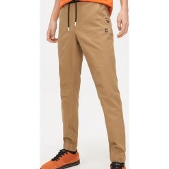 Joggery basic slim fit - Beżowy. Brązowe spodnie męskie Cropp, m, bez wzorów. W wyprzedaży za 95,99 zł.