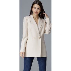 Monochromatyczny żakiet zapinany lekko z boku z dwoma guzikami. Żakiety damskie Made in Poland, bez wzorów, z elastanu. Za 219,00 zł.