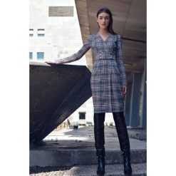 Sukienka w kratę z pasem ozdobionym napami. Sukienki damskie NIFE, na co dzień, na jesień, xl, bez wzorów, z elastanu, biznesowe, bez kołnierzyka, bez rękawów, kopertowe. Za 239,00 zł.