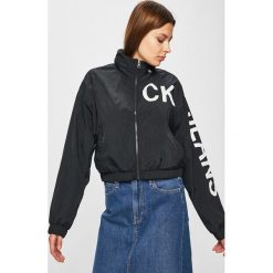 Calvin Klein Jeans - Kurtka J20J211532. Różowe kurtki damskie Calvin Klein Jeans, s, bez wzorów, z poliesteru, krótkie, z kapturem. Za 549,90 zł.