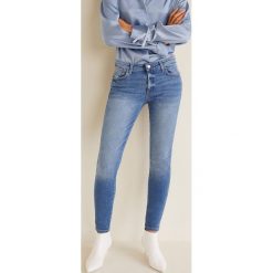 Mango - Jeansy push-up Uptown. Niebieskie rurki damskie marki Mango, z aplikacjami, z elastanu. W wyprzedaży za 90,93 zł.