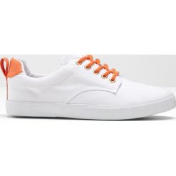 Sneakersy bonprix biało-pomarańczowy. Pomarańczowe buty dziewczęce sportowe bonprix, bez wzorów, na sznurówki. Za 37,99 zł.