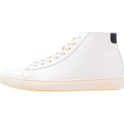 Clae BRADLEY MID Tenisówki i Trampki wysokie white/navy. Białe trampki i tenisówki damskie marki Clae, ze skóry. W wyprzedaży za 405,30 zł.