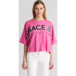 Różowy t-shirt oversize z czarnym nadrukiem. Różowe t-shirty damskie Versace Jeans, xs, z nadrukiem, z bawełny, z okrągłym kołnierzem. Za 248,00 zł.