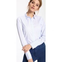 KOSZULA DŁUGI RĘKAW DAMSKA W PASKI, Z NADRUKIEM. Białe koszule damskie Top Secret, do pracy, na lato, w paski, z tkaniny, eleganckie, bez kołnierzyka, z długim rękawem. W wyprzedaży za 39,99 zł.