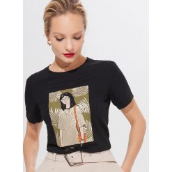Koszulka z nadrukiem - Czarny. Czarne koszulki damskie Mohito, s, z nadrukiem, bez kołnierzyka. Za 39,99 zł.