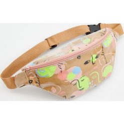 Wzorzysta saszetka typu nerka - Brązowy. Pomarańczowe nerki damskie Reserved, bez wzorów, bez dodatków. W wyprzedaży za 29,99 zł.