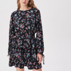 Czarna sukienka z falbankami - Wielobarwn. Czarne sukienki damskie Sinsay, s, bez wzorów, z falbankami, bez rękawów. Za 79,99 zł.
