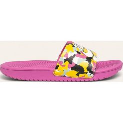 Nike Kids - Klapki Nike Kawa Se Mc. Sandały dziewczęce Nike Kids, z gumy, bez zapięcia. Za 119,90 zł.