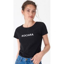 T-shirt z napisem Kociara - Czarny. Czarne t-shirty damskie House, s, z napisami, bez kołnierzyka. Za 29,99 zł.