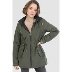 Ciemnozielona Parka Prisneth. Zielone kurtki damskie Born2be, s, bez wzorów, bez kaptura. Za 189,99 zł.