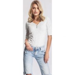 Jasnoszara Bluzka Rigid. Szare bluzki damskie marki other, xl, bez wzorów, bez kołnierzyka, z krótkim rękawem. Za 29,99 zł.