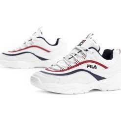 FILA RAY LOW WMN > 1010562-150. Sneakersy damskie Fila, ze skóry. W wyprzedaży za 259,99 zł.