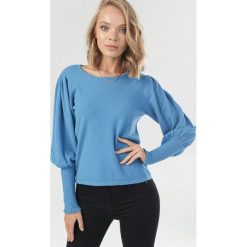 Niebieski Sweter Amphiomise. Niebieskie swetry damskie Born2be, s, bez wzorów, bez rękawów, bez kaptura. Za 119,99 zł.