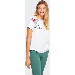 Wiskozowy top z haftem. Bluzki damskie Greenpoint, z haftami, z wiskozy, bez kołnierzyka, bez rękawów. Za 49,99 zł.