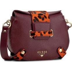 Torebka GUESS - Elly HWELLM L7400 WIM. Czerwone listonoszki damskie marki Guess, z aplikacjami. W wyprzedaży za 459,00 zł.