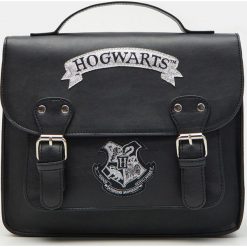 Torebka typu listonoszka Harry Potter - Czarny. Czarne listonoszki damskie Sinsay, bez wzorów, bez dodatków. Za 59,99 zł.