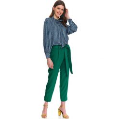 Bluzka z wiązaniem pod szyją. Niebieskie bluzki damskie Top Secret, bez wzorów, z wiskozy, eleganckie, bez kołnierzyka, bez rękawów. W wyprzedaży za 109,99 zł.
