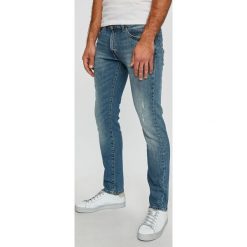 Wrangler - Jeansy. Niebieskie jeansy damskie marki Wrangler. W wyprzedaży za 229,90 zł.