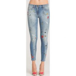JEANSY SKINNY FIT ELISABETTA FRANCHI. Niebieskie jeansy damskie Elisabetta Franchi, z nadrukiem, z elastanu. Za 779,40 zł.