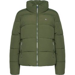 Kurtka puchowa Tommy Jeans DW0DW08843. Czerwone kurtki damskie Tommy Jeans, m, bez wzorów, z jeansu, bez kaptura. Za 899,00 zł.