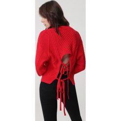 Czerwony Sweter Redlynch. Czerwone swetry damskie Born2be, uniwersalny, bez wzorów, z jeansu, bez rękawów, bez kaptura. Za 159,99 zł.