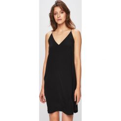 Calvin Klein Jeans - Sukienka. Czarne sukienki damskie Calvin Klein Jeans, na co dzień, s, bez wzorów, z poliesteru, casualowe, bez kołnierzyka, bez rękawów, mini, rozkloszowane. W wyprzedaży za 219,90 zł.