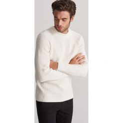 Bawełniany sweter o wyraźnej strukturze - Kremowy. Białe swetry męskie Reserved, xxl, bez wzorów, z bawełny, bez kołnierzyka, bez kaptura. Za 139,99 zł.