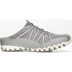 Buty wsuwane bonprix szary melanż. Szare klapki damskie bonprix, bez wzorów, z materiału, bez obcasa. Za 74,99 zł.