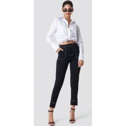 NA-KD Trend Spodnie z kontrastowymi szwami - Black. Czarne spodnie damskie marki NA-KD Trend. Za 181,95 zł.