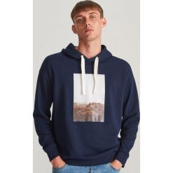 Bluza z nadrukiem - Granatowy. Niebieskie bluzy męskie Reserved, xl, z nadrukiem, bez kołnierzyka, bez rękawów, bez kaptura. W wyprzedaży za 69,99 zł.