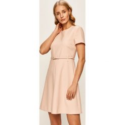 Red Valentino - Sukienka. Różowe sukienki damskie Red Valentino, na co dzień, w paski, z elastanu, casualowe, z okrągłym kołnierzem, z krótkim rękawem, krótkie, mini, rozkloszowane. Za 1799,00 zł.