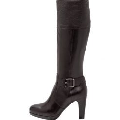 Tamaris Kozaki na obcasie black. Czarne buty zimowe damskie marki Kazar, z futra, przed kolano, na wysokim obcasie, na koturnie. W wyprzedaży za 383,20 zł.