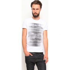 T-shirt krótki rękaw męski z nadrukiem. Białe t-shirty męskie Top Secret, m, z nadrukiem, z bawełny, eleganckie, z klasycznym kołnierzykiem, krótkie. W wyprzedaży za 29,99 zł.
