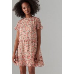 Mini sukienka w kwiaty - Czerwony. Czerwone sukienki damskie Mohito, w kwiaty, bez kołnierzyka, bez rękawów, mini. Za 169,99 zł.