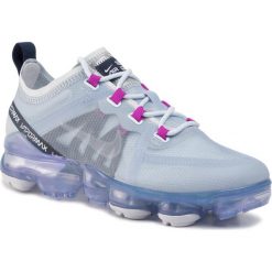Buty NIKE - Air Vapormax 2019 AR6632 023 Football Grey/White/Obsidian. Szare półbuty damskie Nike, bez wzorów, z tworzywa sztucznego, bez obcasa, na płaskiej podeszwie, bez zapięcia. W wyprzedaży za 599,00 zł.