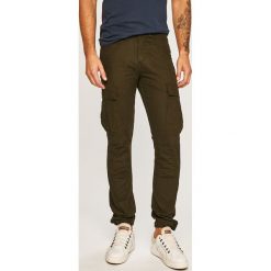 Produkt by Jack & Jones - Spodnie. Zielone spodnie męskie PRODUKT by Jack & Jones, na co dzień, bez wzorów, z bawełny. W wyprzedaży za 89,90 zł.