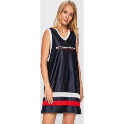 Tommy Sport - Sukienka. Niebieskie sukienki damskie s, z nadrukiem, z poliesteru, sportowe, proste. W wyprzedaży za 199,90 zł.