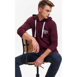 Bluza męska z kapturem z lekkiej dzianiny. Czerwone bluzy męskie Top Secret, na zimę, xxl, bez wzorów, z bawełny, z kapturem, bez rękawów, z kapturem. W wyprzedaży za 39,99 zł.