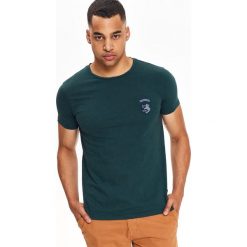 T-SHIRT KRÓTKI RĘKAW MĘSKI Z NASZYTĄ APLIKACJĄ. Zielone t-shirty męskie marki Top Secret, na zimę, m, z nadrukiem, z bawełny, z okrągłym kołnierzem, krótkie. W wyprzedaży za 14,99 zł.