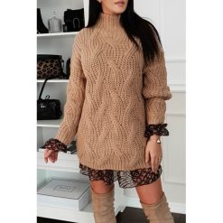 Tunika DALIRA BEIGE. Brązowe tuniki damskie Tunika DALIRA BEIGE, uniwersalny, bez wzorów, eleganckie, bez kołnierzyka, bez rękawów. W wyprzedaży za 79,00 zł.