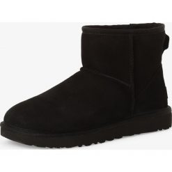 UGG - Skórzane kozaki damskie, czarny. Czarne kozaki damskie Ugg, ze skóry, klasyczne, bez obcasa, bez zapięcia. Za 799,95 zł.