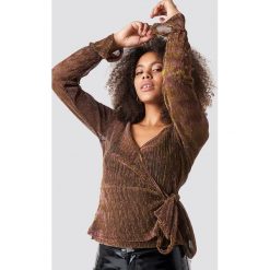 NA-KD Party Overlap Pleated Top - Copper. Szare topy damskie marki NA-KD Party, bez wzorów, z materiału, bez kołnierzyka. W wyprzedaży za 70,97 zł.