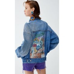 Kurtka Barbie. Niebieskie kurtki damskie marki Pull&Bear, z denimu. Za 159,00 zł.