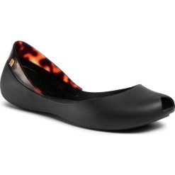 Baleriny MELISSA - Queen VIII Ad 32897 Black/Tortoise 52812. Czarne baleriny damskie Melissa, bez wzorów, z tworzywa sztucznego, klasyczne, bez obcasa, na płaskiej podeszwie, bez zapięcia. Za 319,00 zł.