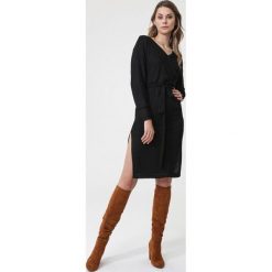 Czarna Sukienka Eaubonne. Czarne sukienki damskie Born2be, na wiosnę, s, bez wzorów, z dzianiny, bez kołnierzyka, bez rękawów. Za 69,99 zł.